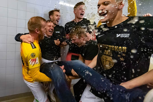 Falkenbergs spelare duschar tränare Hasse Eklund