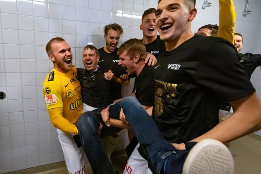 Falkenbergs spelare duschar tränare Hasse Eklund