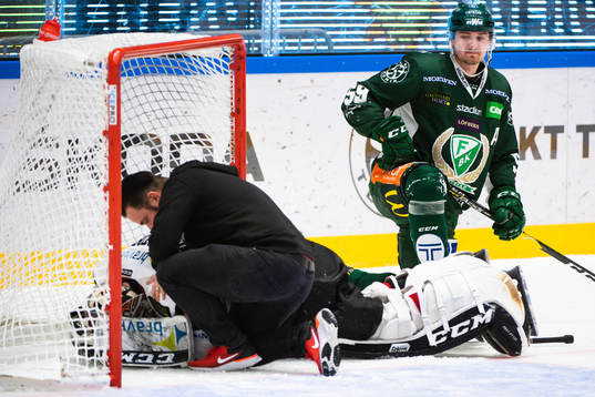 Malmö Redhawks målvakt Cristopher Nilstorp har ont