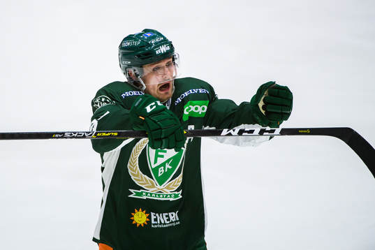 Färjestads Linus Johansson reagerar på ett domslut