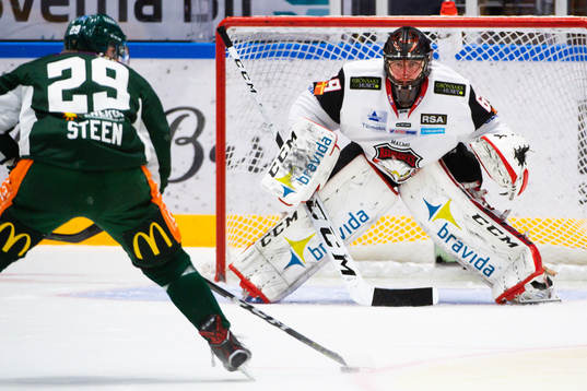 Färjestads Oskar Steen och Malmö Redhawks målvakt Oscar