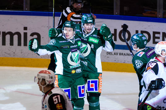 Färjestads Oskar Steen och Linus Johansson jublar