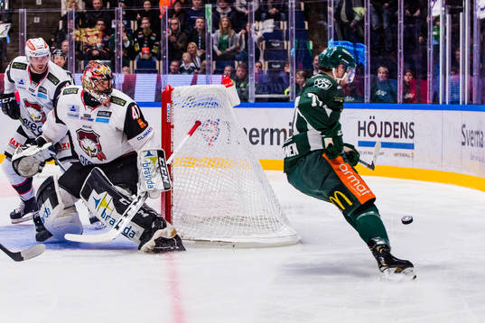 Färjestads Jesse Virtanen och Malmö Redhawks målvakt