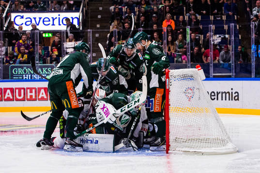 En stor hög med Färjestads spelare på Malmö Redhawks