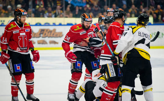 Örebros Nick Ebert och Brynäs Robert Kousal i fight