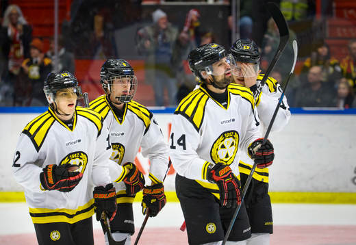 Brynäs Samuel Asklöf gör 0-1 och jublar med Victor