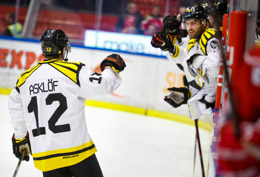 Brynäs Samuel Asklöf gör 0-1 och jublar