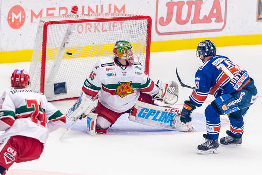 Växjös Julius Junttila gör mål 3-1 bakom målvakt Isak