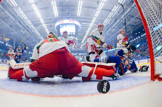 Växjös Janne Pesonen gör mål 1-0 bakom Moras målvakt
