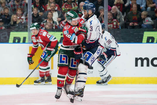 Frölundas Ryan Lasch tacklar Linköpings Almen Bibic