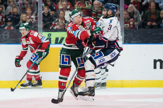 Frölundas Ryan Lasch tacklar Linköpings Almen Bibic