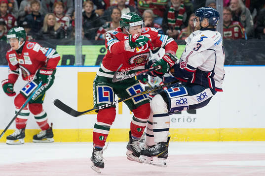 Frölundas Ryan Lasch tacklar Linköpings Almen Bibic