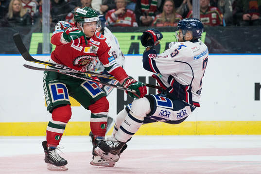 Frölundas Ryan Lasch tacklar Linköpings Almen Bibic