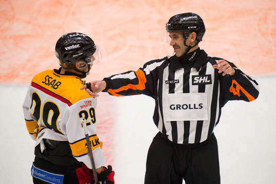 Luleås Erik Gustafsson pratar med domare Linus Öhlund