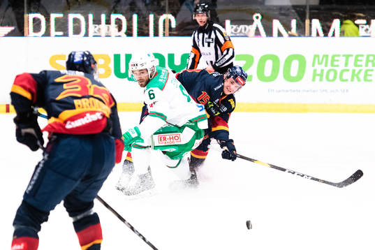 Rögles Craig Schira försvarar mot Djurgårdens Jakob