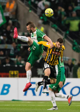 Hammarbys Mads Fenger Nielsen i en nickduell med Häckens Jasmin Sudic
