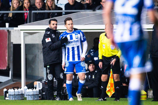 IFK Göteborgs Tobias Hysén gör sig redo att bytas in med