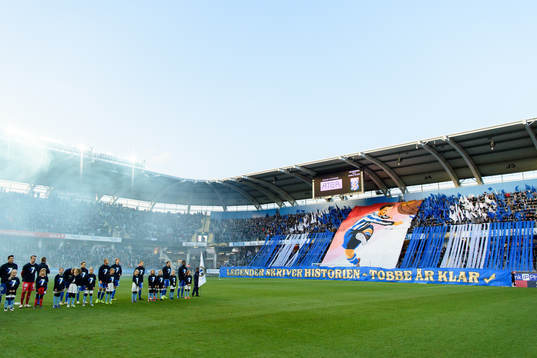 IFK Göteborgs supportrar med tifo innan fotbollsmatchen i