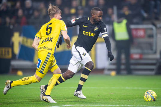 s Henok Goitom i en närkamper Sundsvalls Eric Björkander under fotbollsmatchen i Allsvenskan mellan AIK och GIF Sundsvall den 4 november 2018 i Stockholm.
