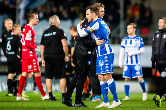 IFK Göteborgs Tobias Hysén tackas av
