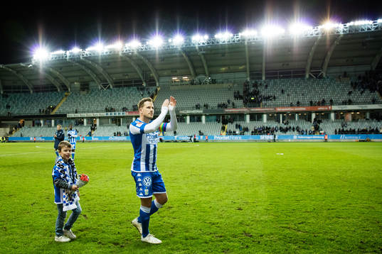 IFK Göteborgs Tobias Hysén går ett varv runt planen med en