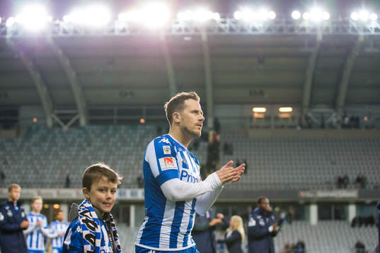 IFK Göteborgs Tobias Hysén går ett varv runt planen med en