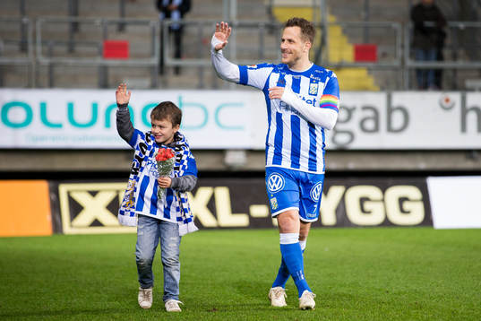IFK Göteborgs Tobias Hysén går ett varv runt planen med