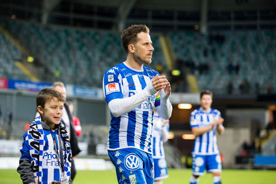 IFK Göteborgs Tobias Hysén går ett varv runt planen med en