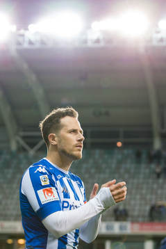 IFK Göteborgs Tobias Hysén går ett varv runt planen med en