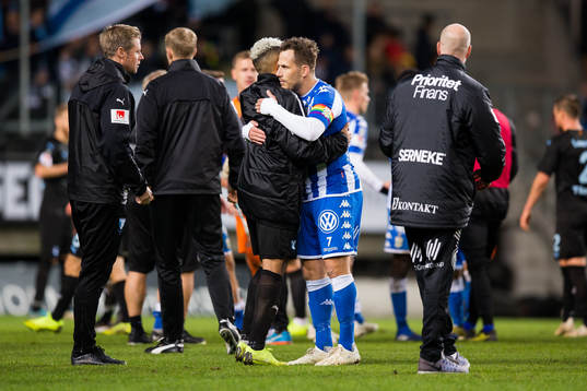 IFK Göteborgs Tobias Hysén tackas av en Malmö FF spelare