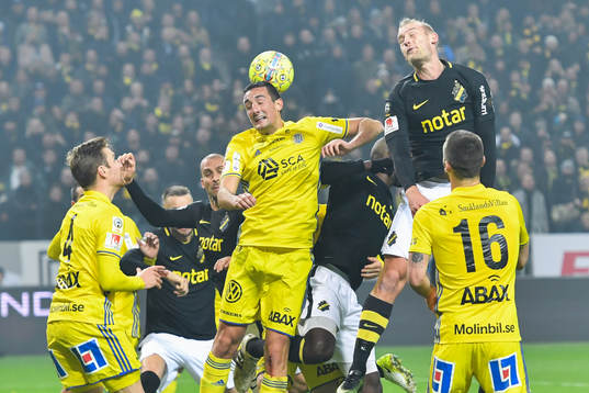 s Robin Jansson i kamp om bollen