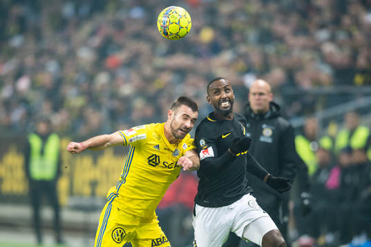 s Henok Goitom i kamp om bollen