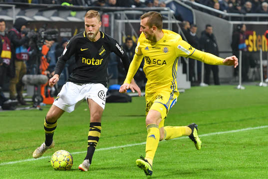 s Daniel Sundgren och Dennis Olsson i kamp om bollen