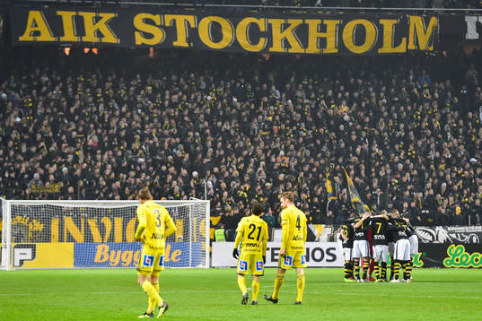 s spelare samlas inför andra halvlek under fotbollsmatchen i Allsvenskan mellan AIK och GIF Sundsvall den 4 november 2018 i Stockholm.