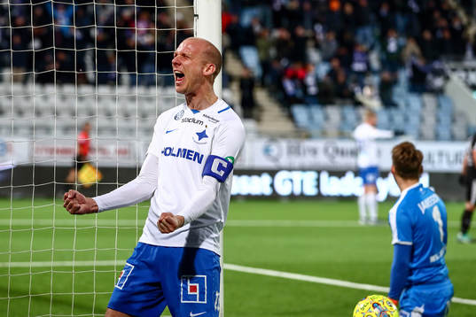 Norrköpings Andreas Johansson jublar och Örebros målvakt