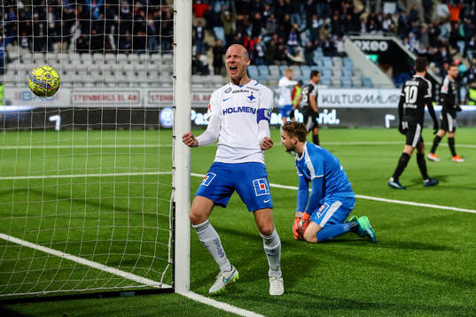 Norrköpings Andreas Johansson jublar och Örebros målvakt