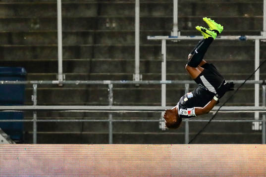 Örebros Kennedy Igboananike jublar