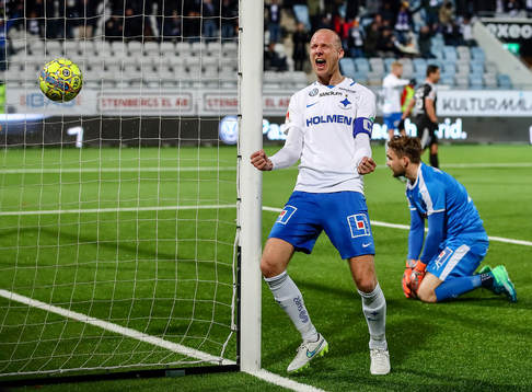Norrköpings Andreas Johansson jublar och Örebros målvakt Oscar Jansson efter mål 2-1 av Norrköpings David Moberg Karlsson
