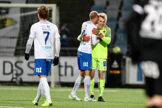 Norrköpings Andreas Johansson kramar målvakt Isak