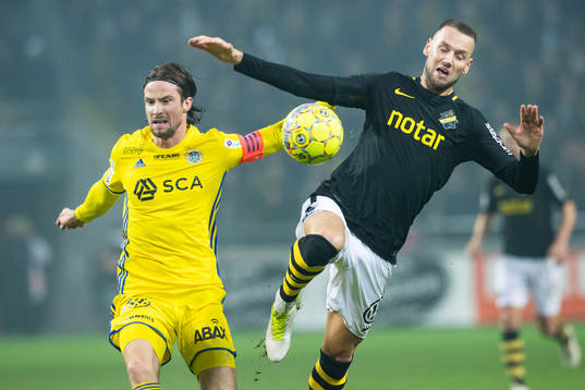 s Alexander Milosevic i kamp om bollen