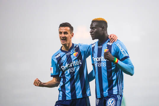Djurgårdens Aliou Badji (h) gör 0-1 och jublar med Haris Radetinac (v)