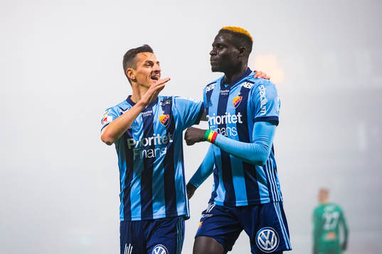 Djurgårdens Aliou Badji (h) gör 0-1 och jublar med Haris Radetinac (v)