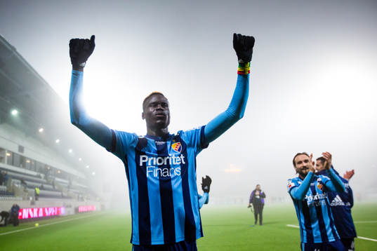Djurgårdens Aliou Badji jublar med de tillresta supportrarna