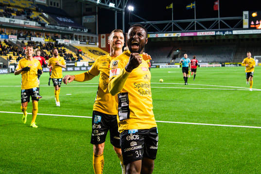 Elfsborgs Chinedu Obasi jublar med Samuel Holmén efter 1-0