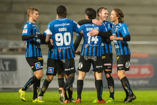 Sirius Ian Sirelius jublar med lagkamrater efter 1-0 