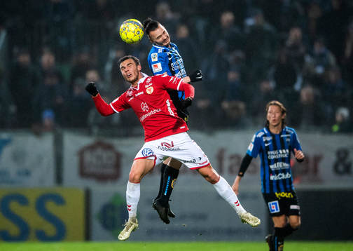 Kalmars Herman Hallberg i en nickduell med Sirius  Jonas