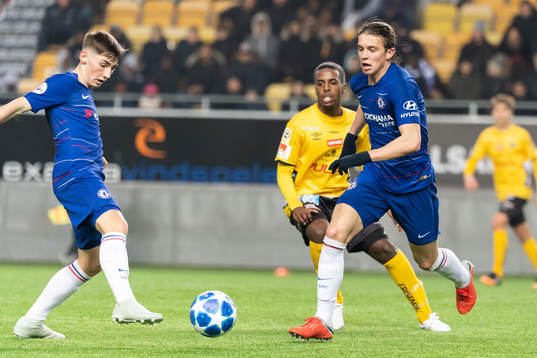 Elfsborgs Nattnael Zerai i kamp med Chelseas Conor Gallagher och Billy Gilmour