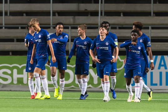 Chelseas Charlie Brown mitt i bild jublar efter 0-2
