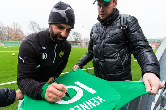 Hammarbys Kennedy Bakircioglu skriver autografer