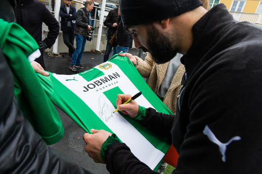 Hammarbys Kennedy Bakircioglu skriver autografer